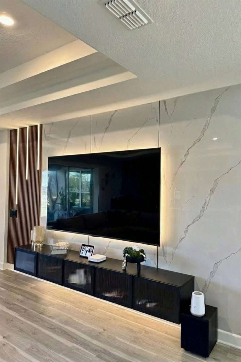 Marble-look TV wall with slats